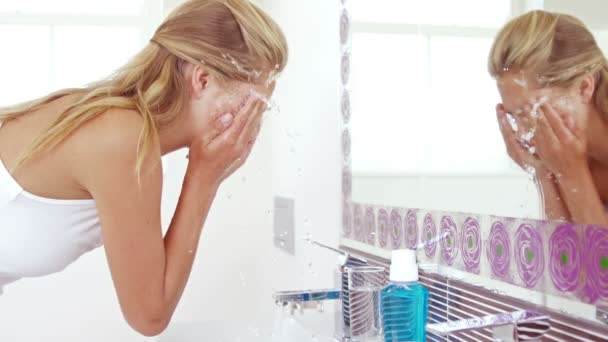 Mooie vrouw haar gezicht wassen — Stockvideo