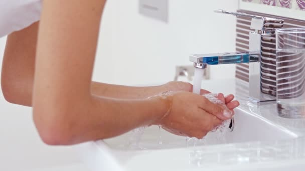 Acqua versando sulle mani delle donne — Video Stock