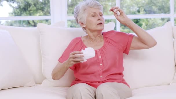 Äldre kvinna gråter i soffan — Stockvideo