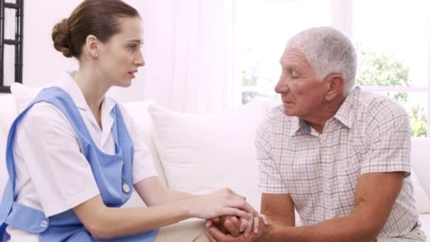 Homme âgé parlant à une infirmière — Video