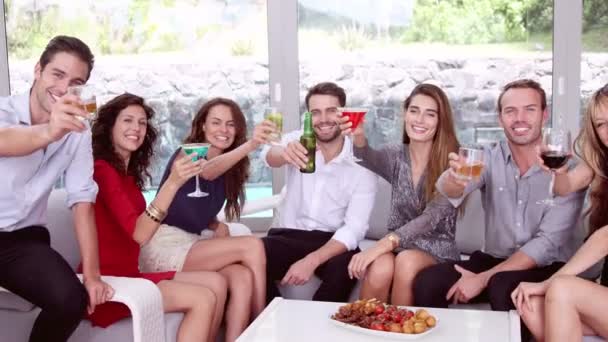 Amici felici bere cocktail e birre — Video Stock