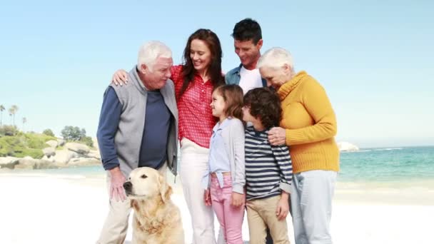 Familia de tres generaciones sonrientes con perro — Vídeo de stock