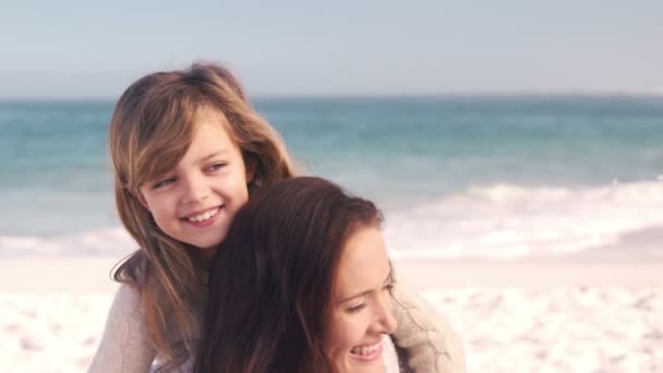 Giovane madre sorridente con sua figlia — Video Stock