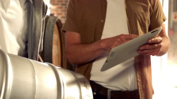 Brouwerij werknemers houden een keg — Stockvideo