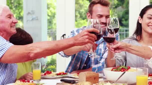 Šťastná rodina, opékání během oběda — Stock video