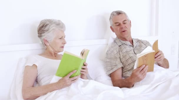 Livre de lecture couple senior — Video