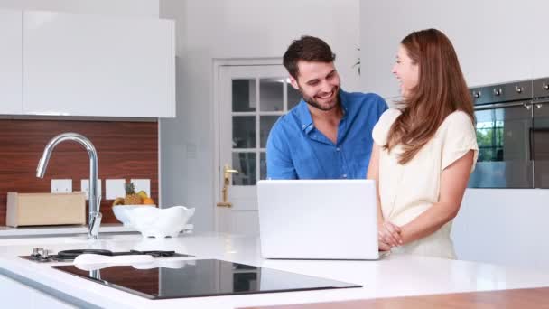 Casal usando laptop na cozinha — Vídeo de Stock