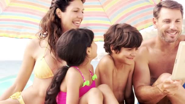 Мила сім'я у відпустку за допомогою планшета — стокове відео