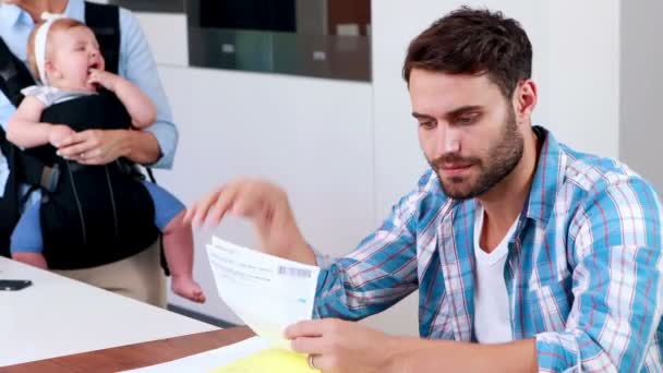 Hombre preocupado mirando documentos — Vídeos de Stock