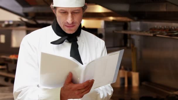 Chef guapo leyendo recetas — Vídeo de stock