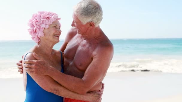 Old retired couple embracing each other — Stok video