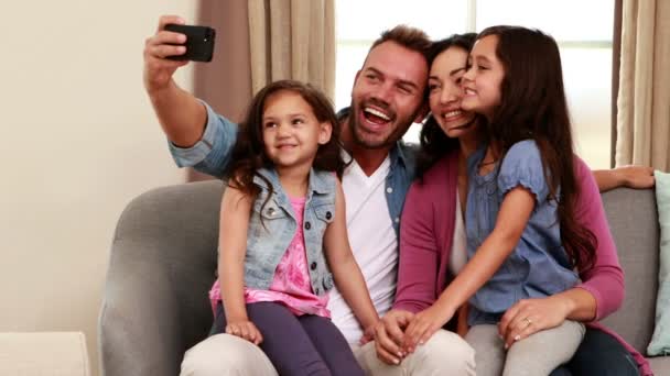 Glad familj med selfie på soffan — Stockvideo