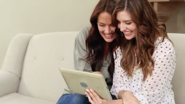 Morenas felizes usando tablet — Vídeo de Stock