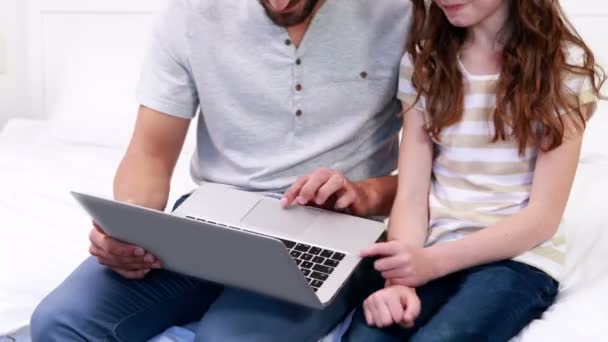 Πατέρας και κόρη χρησιμοποιούν φορητό υπολογιστή — Αρχείο Βίντεο