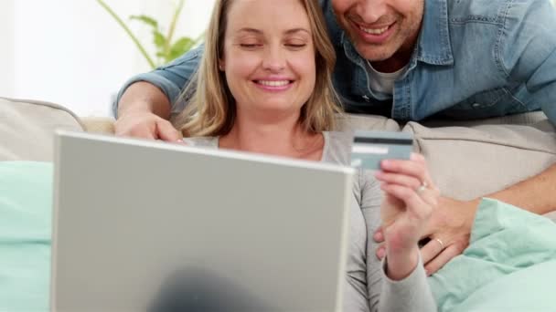 Casal fazendo compras on-line — Vídeo de Stock