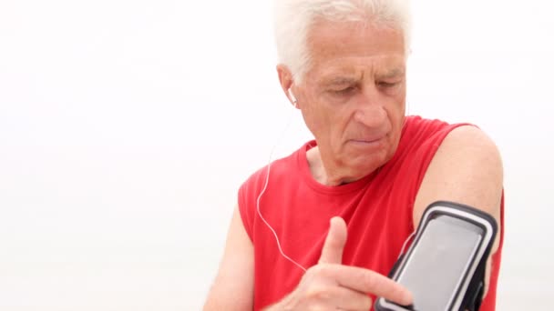 Hombre jubilado escuchando música en la playa — Vídeos de Stock