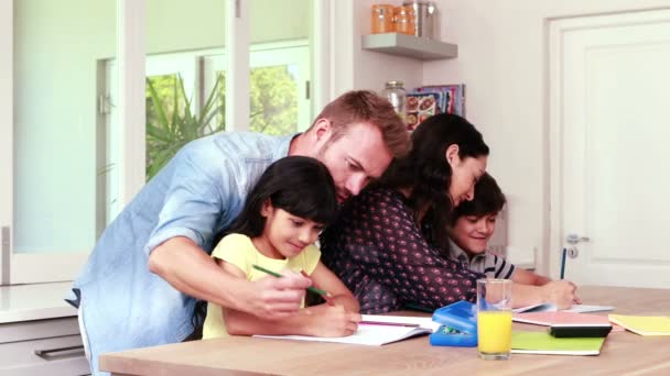 Родители помогают детям делать домашнее задание — стоковое видео