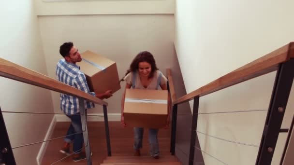 Casal feliz carregando papelão — Vídeo de Stock