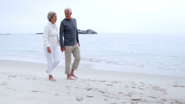Ouder paar lopen op het zand — Stockvideo