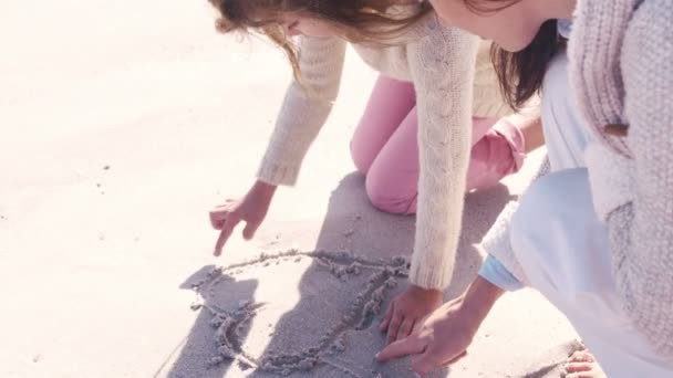 Mutter und Tochter zeichnen im Sand — Stockvideo
