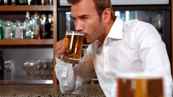 Homme d'affaires buvant un verre de bière — Video