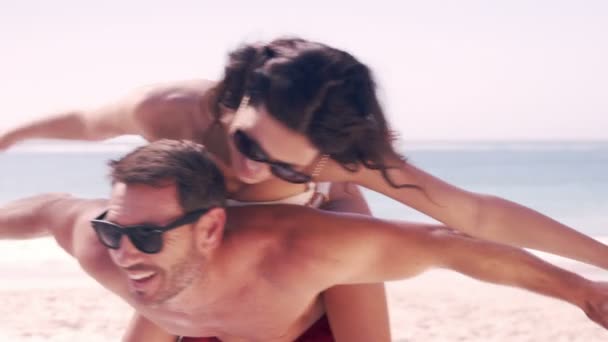 Bonito casal brincando ao sol — Vídeo de Stock