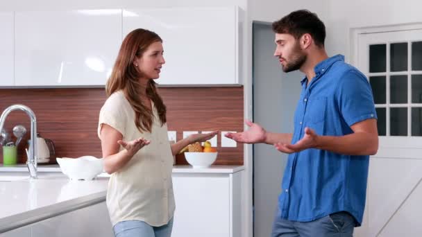 Pareja discutiendo en la cocina — Vídeo de stock