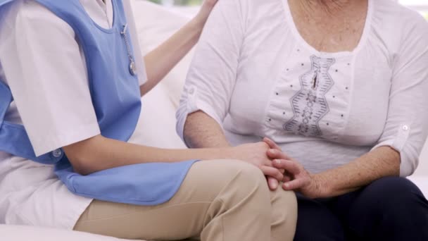 Preoccupata anziana donna parlando con l'infermiera — Video Stock