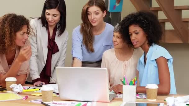 Mujeres sonrientes trabajando juntas — Vídeos de Stock