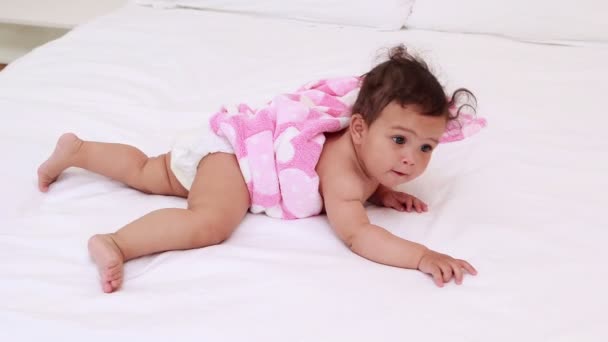 Χαριτωμένο μωρό στο κρεβάτι — Αρχείο Βίντεο