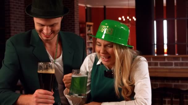 Happy vrienden vieren St Patrick dag — Stockvideo