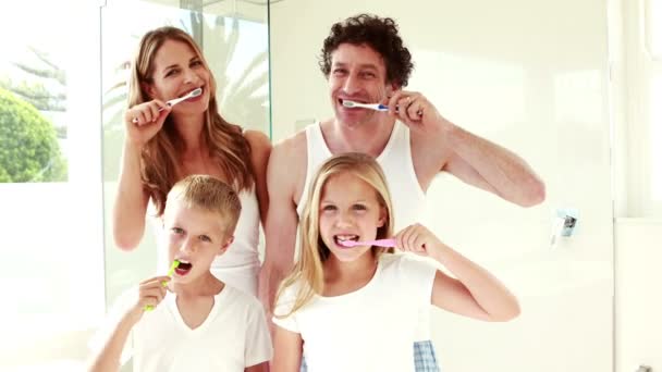 Familia feliz lavando los dientes juntos — Vídeo de stock
