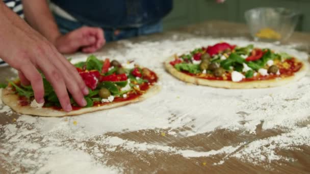 Пара готовит пиццу — стоковое видео