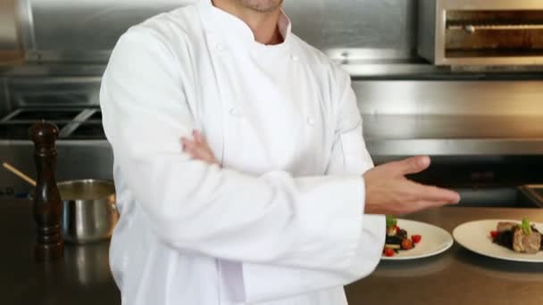 Chef sonriente mostrando un plato y hacer signo ok — Vídeos de Stock