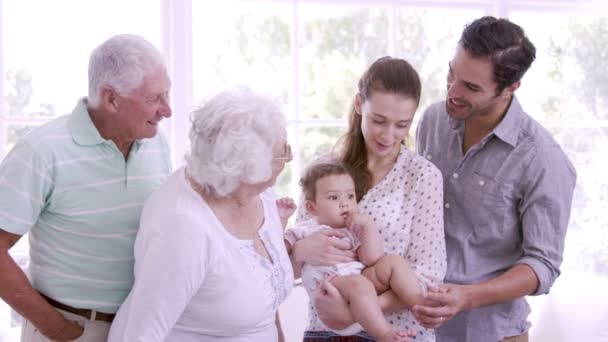 Bebek ile mutlu Genişletilmiş aile — Stok video
