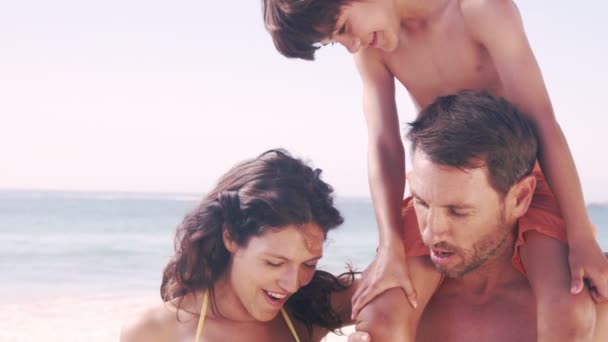 Familia feliz en la playa — Vídeo de stock