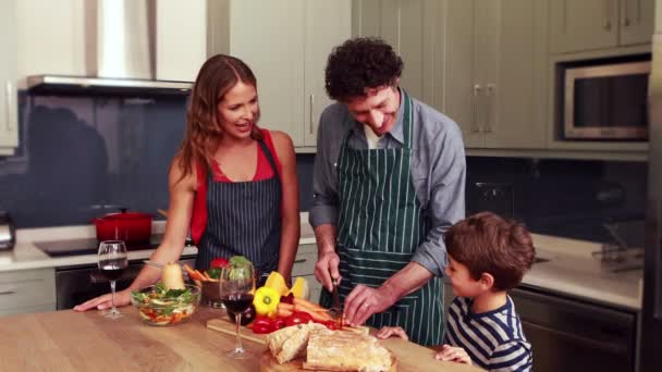 Familia feliz preparando verduras juntos — Vídeos de Stock