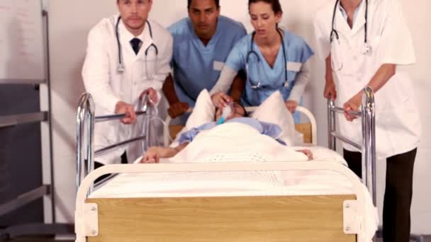 Пациент получает кислородную маску от медицинской команды — стоковое видео