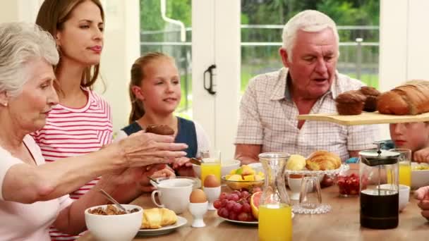 Família feliz tomando café da manhã juntos — Vídeo de Stock