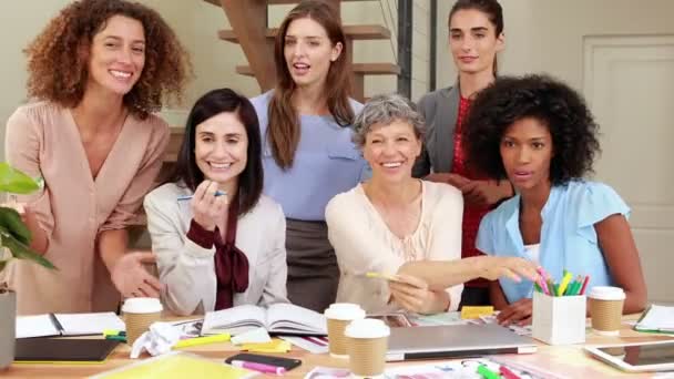 Mujeres sonrientes trabajando juntas — Vídeos de Stock