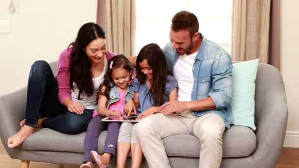 Семья с помощью планшета на диване — стоковое видео