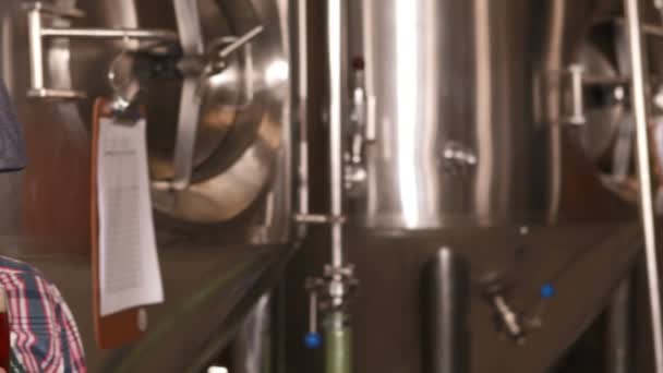 Sörgyár munkavállaló gazdaság egy sört — Stock videók