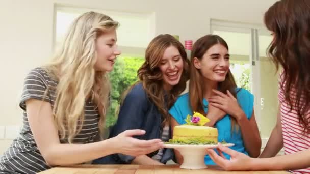 Amigos felizes comemorando aniversário — Vídeo de Stock