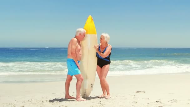 Coppia anziana che tiene tavola da surf — Video Stock