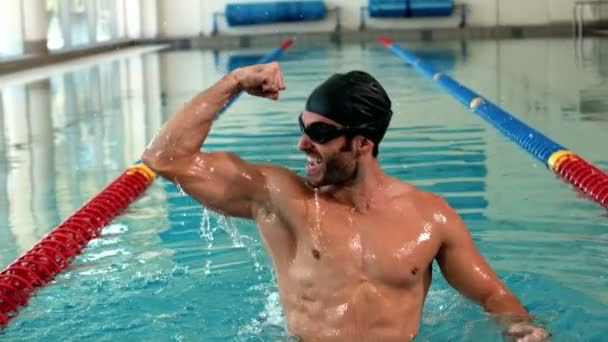 Hombre en forma levantando brazos en la piscina — Vídeo de stock