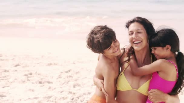 Leuke familie knuffelen op het strand — Stockvideo