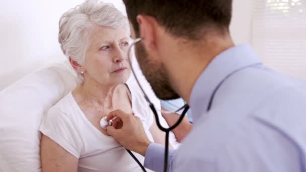 Infirmière utilisant le stéthoscope sur la femme âgée — Video