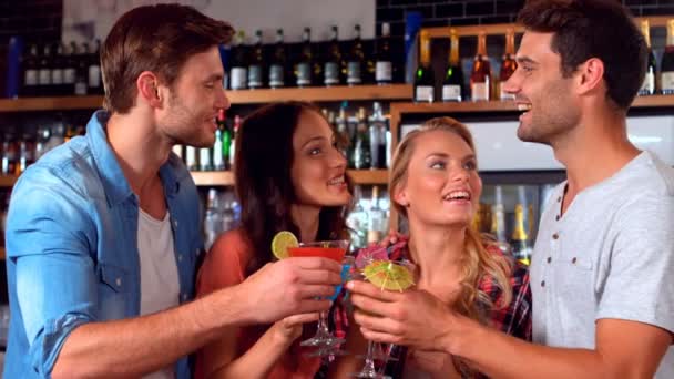Счастливые друзья выпивают вместе — стоковое видео