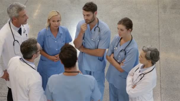 Tıbbi ekip konuşuyor — Stok video