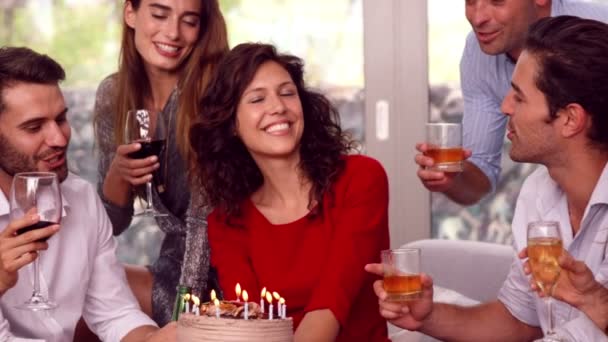 Amigos teniendo una fiesta de cumpleaños — Vídeo de stock